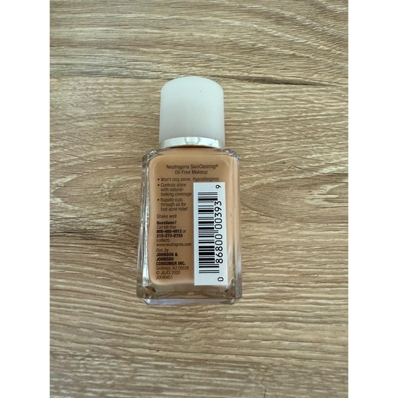 Neutrogena Oil-Free Skin Clearing Foundation - Natural Beige - Picture 2 of 3